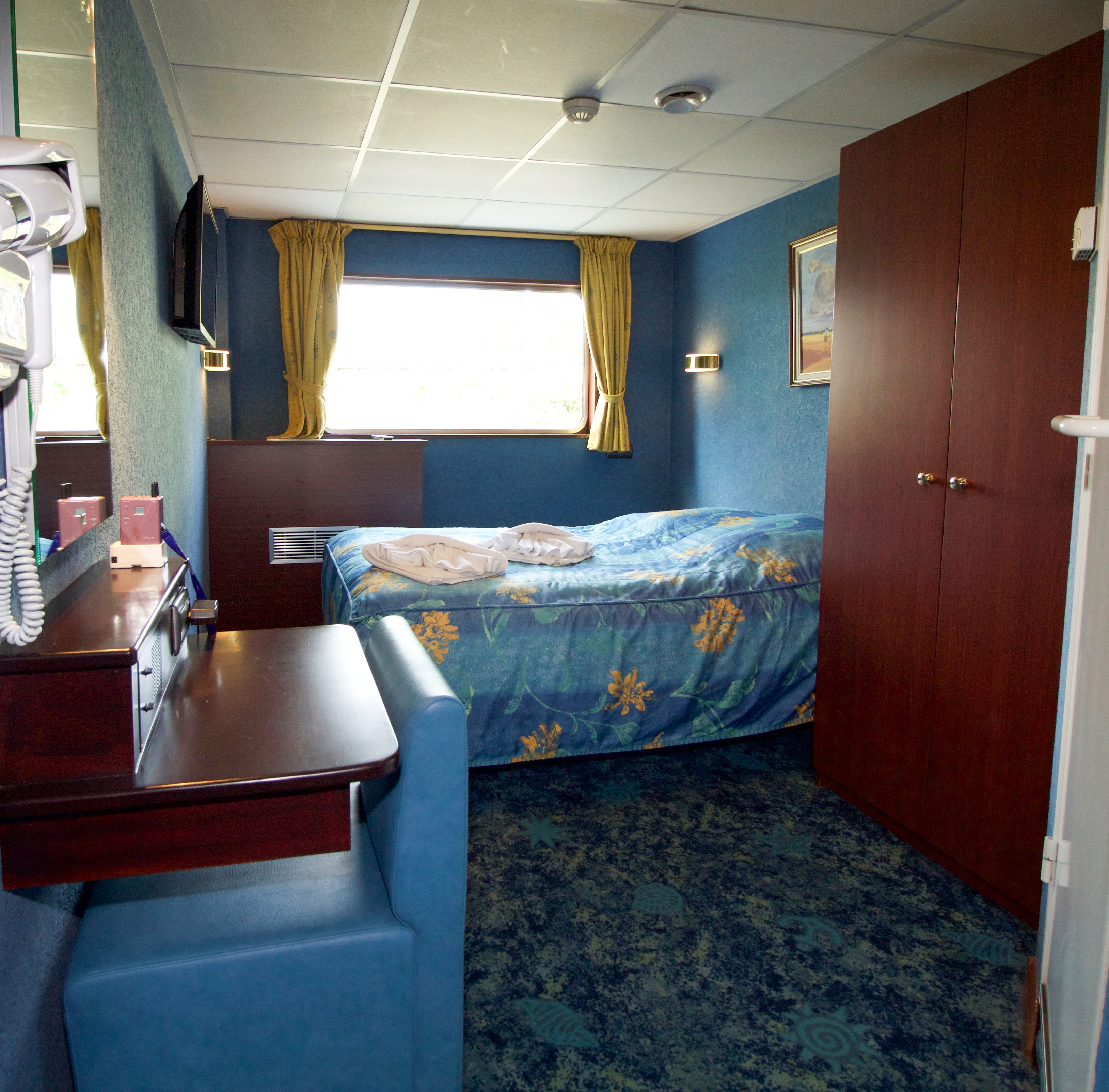 CroisiEurope MS Monet Cabin 4.jpg
